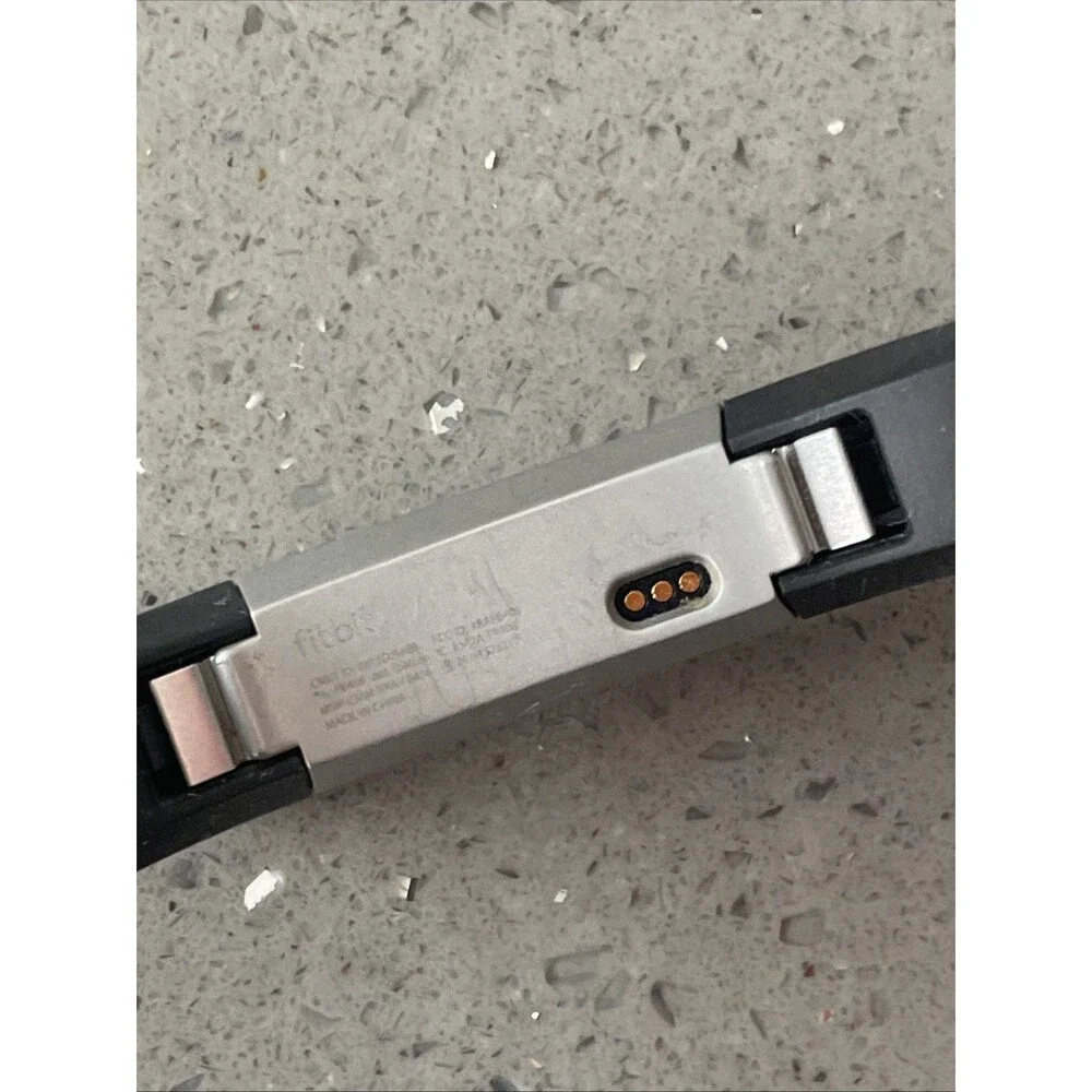 READ Fitbit Alta FB406 Fitness Tracker Black large band untested